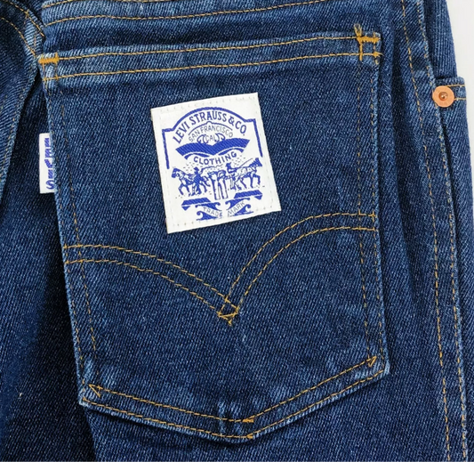 Levi’s big E dark wash white tab jeans (26”)