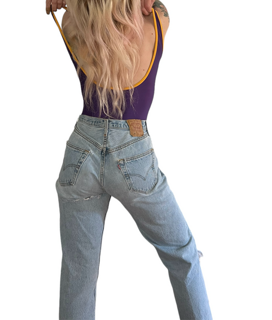 90’s Levi’s 501 straight leg light wash distressed denim jeans (32”)