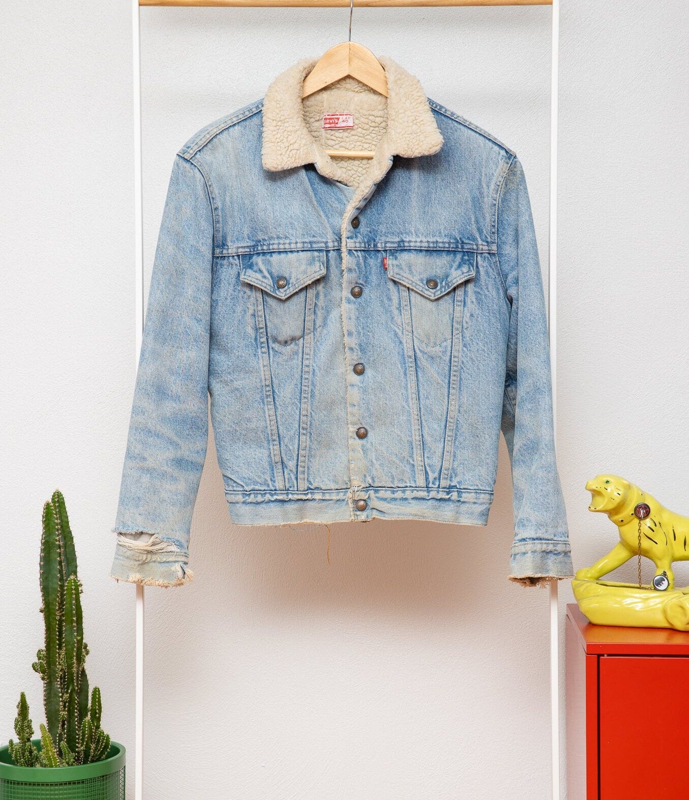 90's Levi’s beautifully faded, sherpa lined button up denim jacket (40)